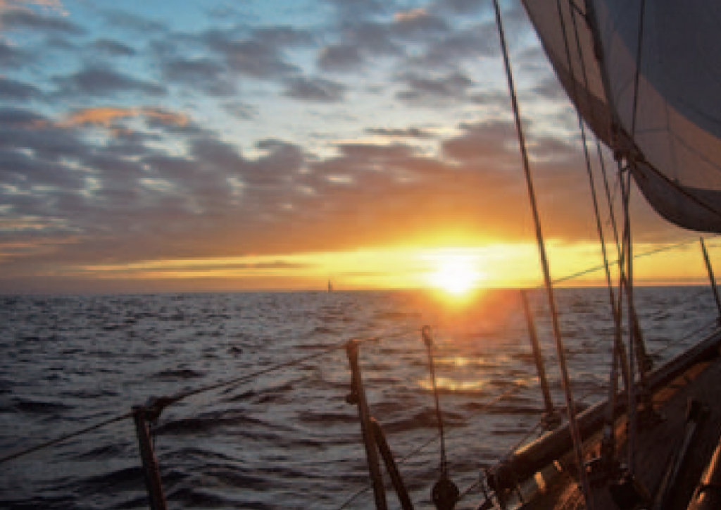 Segeln bei Sonnenuntergang